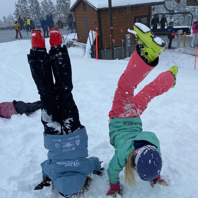 YSL athletes clearing their heads in preparation for their Kombi race 🤪

 #TeamBreck #AlpineRacing #MountainLife #ExploreSummit #TrainWithTheBest #BreckLife